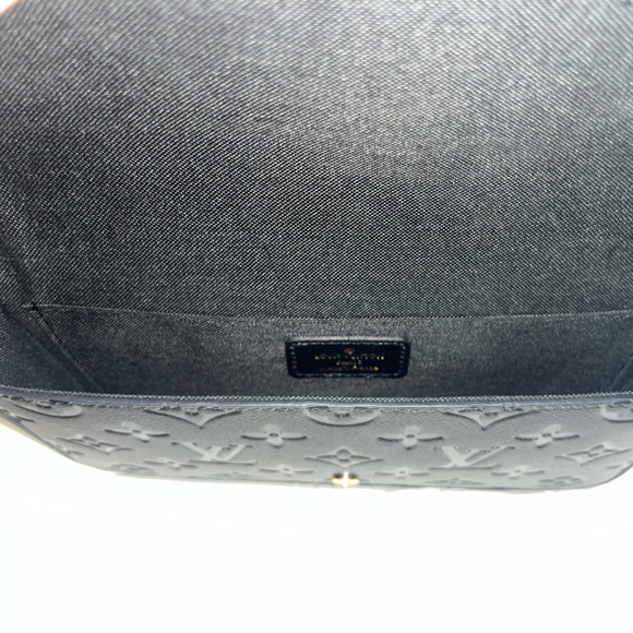 Elegant Black Crossbody Bag - Picture 5 of 10